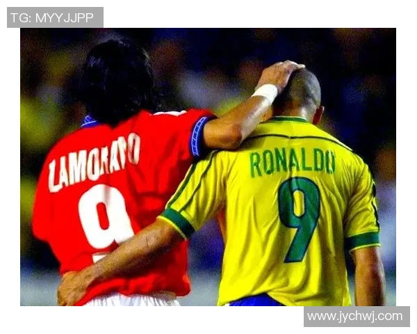 黑白照片中的足球明星瞬间回顾经典时刻与传奇故事交织的视觉盛宴