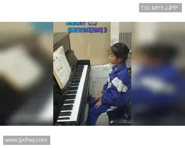 足球明星在赛后弹奏钢琴庆祝胜利展现多才多艺魅力与激情